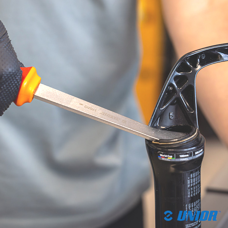 Przyrząd UNR-1707/2 d/uszczelek widelców