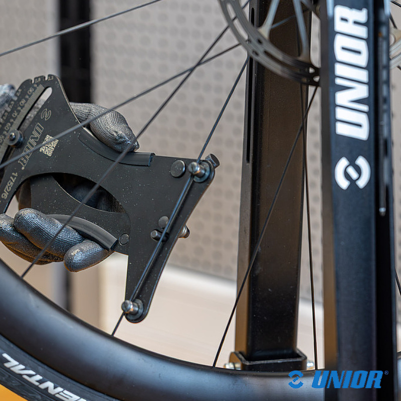 Przyrząd UNR-1752/6 d/pomiaru naprężenia szprych